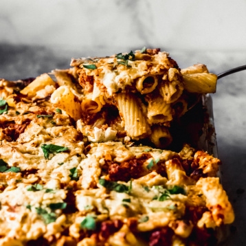 a dish of vegan baked ziti