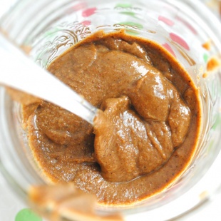 Creamy, dreamy, with the perfect amount of delicious wintry spices, this easy Homemade Gingerbread Almond Butter tastes just like the cookie!