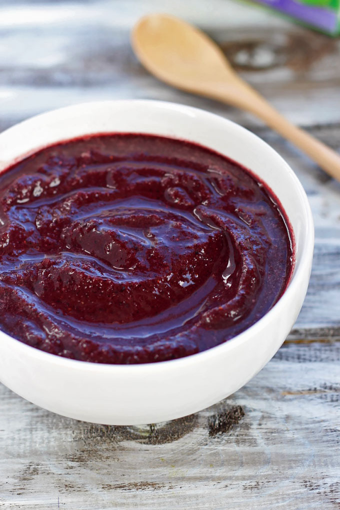 Get some extra caffeine in your breakfast with this Blueberry Green Tea Acai Bowl! It's fruity & creamy, and the green tea gives it extra delicious flavor.