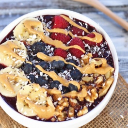 Get some extra caffeine in your breakfast with this Blueberry Green Tea Acai Bowl! It's fruity & creamy, and the green tea gives it extra delicious flavor.