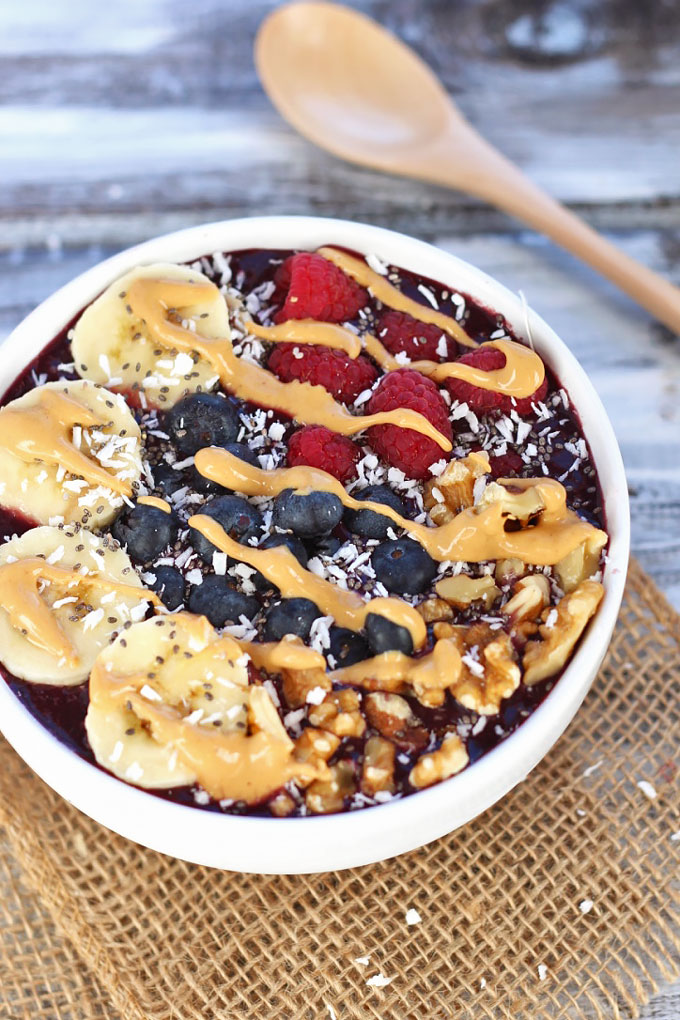 Get some extra caffeine in your breakfast with this Blueberry Green Tea Acai Bowl! It's fruity & creamy, and the green tea gives it extra delicious flavor.