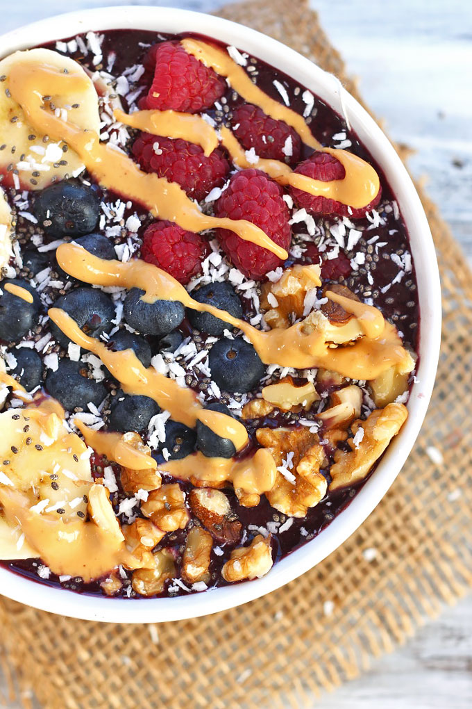Get some extra caffeine in your breakfast with this Blueberry Green Tea Acai Bowl! It's fruity & creamy, and the green tea gives it extra delicious flavor.