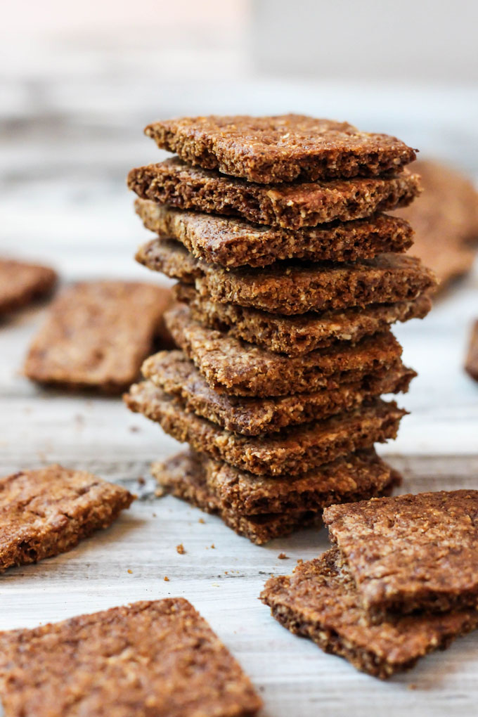 The classic snack just got a vegan & grain-free makeover! These vegan graham crackers are a great sweet snack between meals. Vanilla & chocolate recipes!