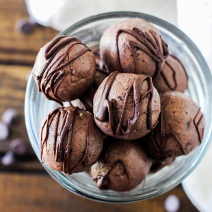 Thanks to fiber-packed beans, these Black Bean Chocolate Protein Balls are a healthy way to indulge your sweet tooth at snack time! Vegan & gluten-free.