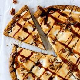 If you're looking for a fun dessert for the holidays, this sweet Pumpkin Pie Dessert Pizza is for you! It's flavorful, vegan, gluten-free and easy to make.