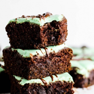 Your favorite healthy brownie recipe just got better! These Chocolate Mint Brownies are dense, chocolate-y & full of fresh mint flavor. Vegan & gluten-free!