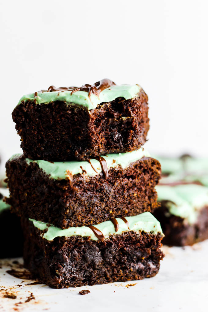 Your favorite healthy brownie recipe just got better! These Chocolate Mint Brownies are dense, chocolate-y & full of fresh mint flavor. Vegan & gluten-free!