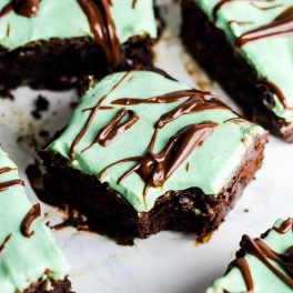 Your favorite healthy brownie recipe just got better! These Chocolate Mint Brownies are dense, chocolate-y & full of fresh mint flavor. Vegan & gluten-free!