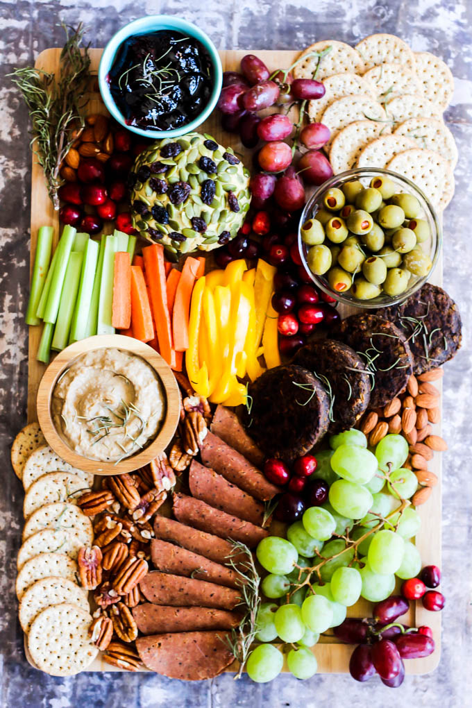 How To Make An Easy Mediterranean Charcuterie Board