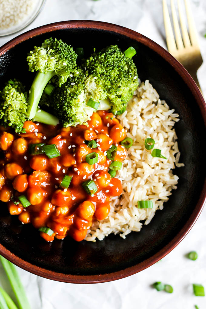 Chickpeas cooked in a sweet and sour sauce served on top of rice with a side of broccoli