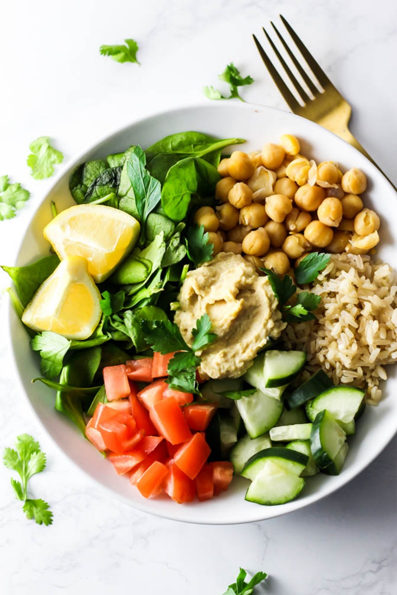 mediterranean salad with veggie and hummus 