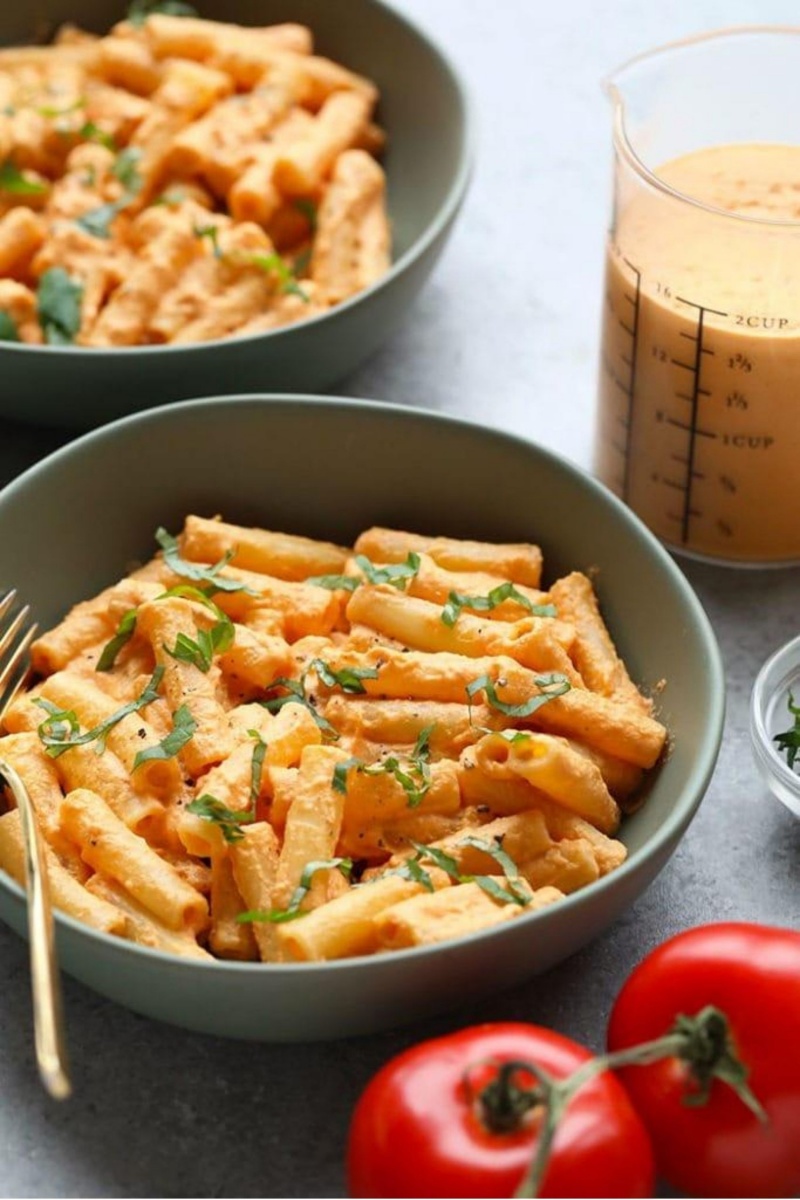 creamy tomato basil pasta in grey bowl