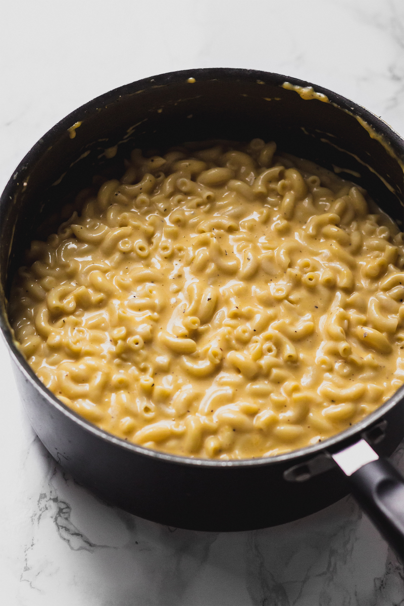 side view of black pot of macaroni and cheese