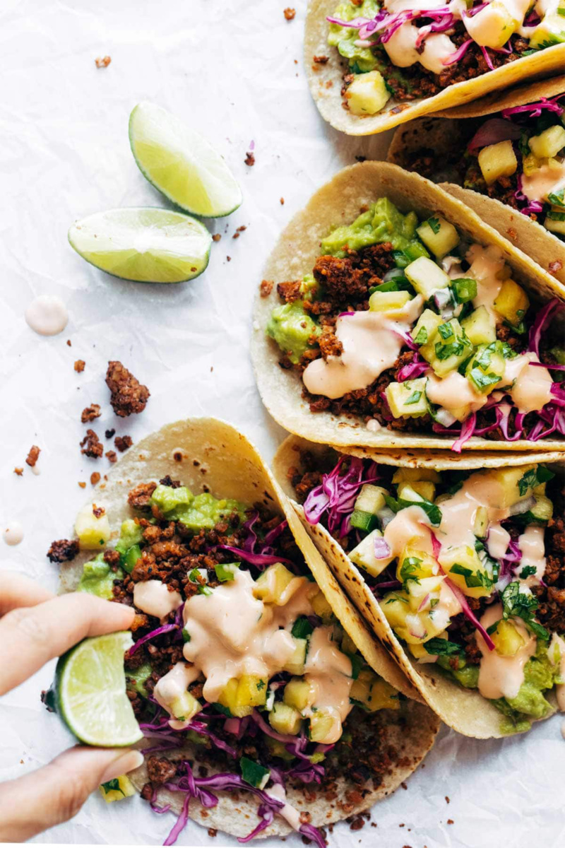 5 vegan tacos served with lime wedges