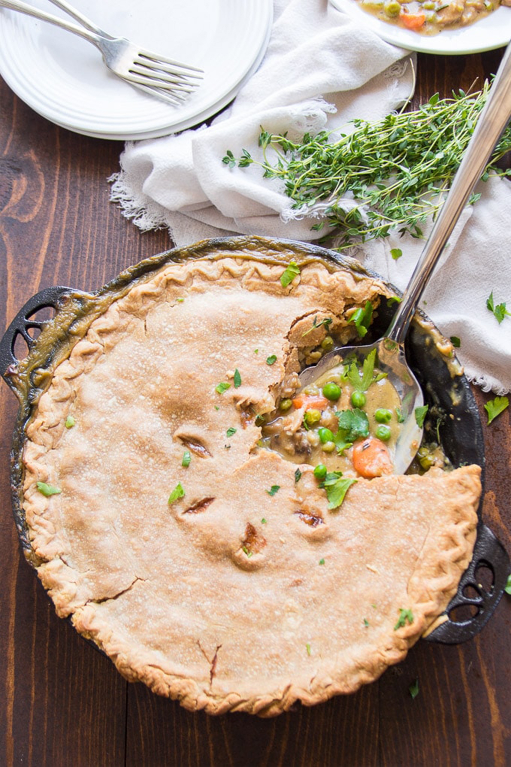 a vegan pot pie that has had a scoop removed to reveal the vegetable filling