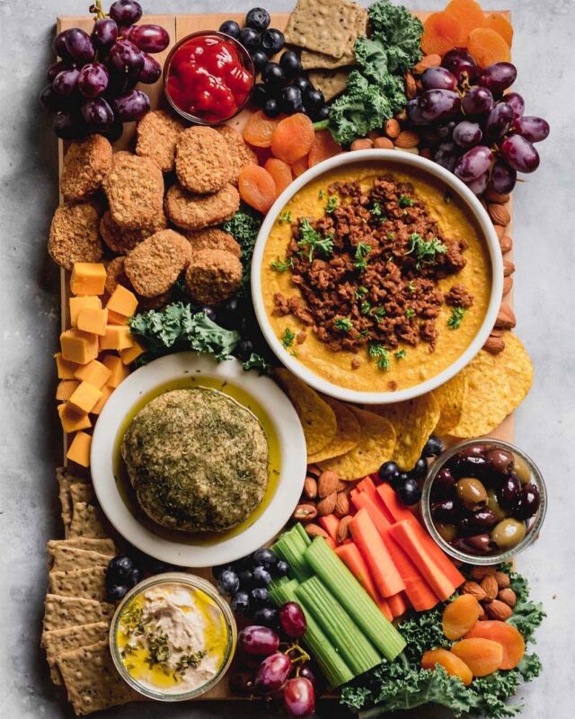 🏈 30 VEGAN SUPER BOWL SNACKS 🏈⁠
⁠
Whether you watch it for the ads, the halftime show or the game itself, I think we can all agree that the game day snacks are one of the best parts about the Super Bowl. From vegan dips, to sliders, cauliflower wings and loaded tots (yes, loaded tots!!!), I'm sharing 30 fun vegan snacks to make on Super Bowl Sunday!⁠
⁠
Get all the recipes at the link in my bio!